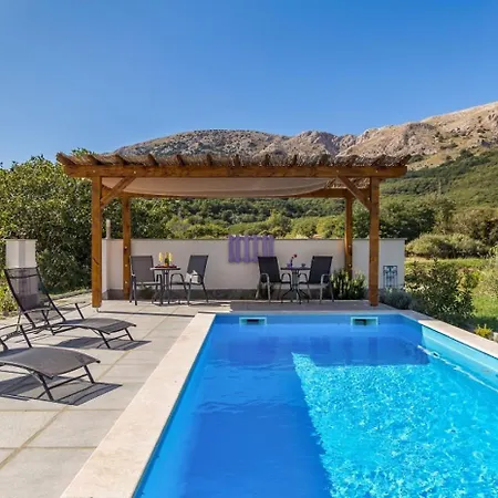 In The House With Pool, Ground Floor Apartmán *